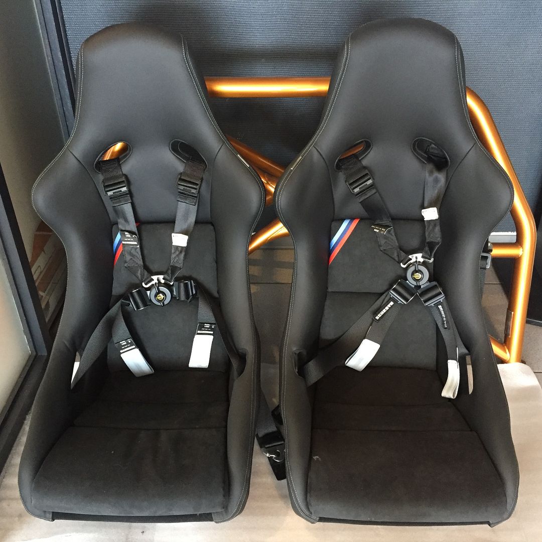 BMW M4 GTS RECARO BUCKET SEATS WITH ROLL CAGE (1)