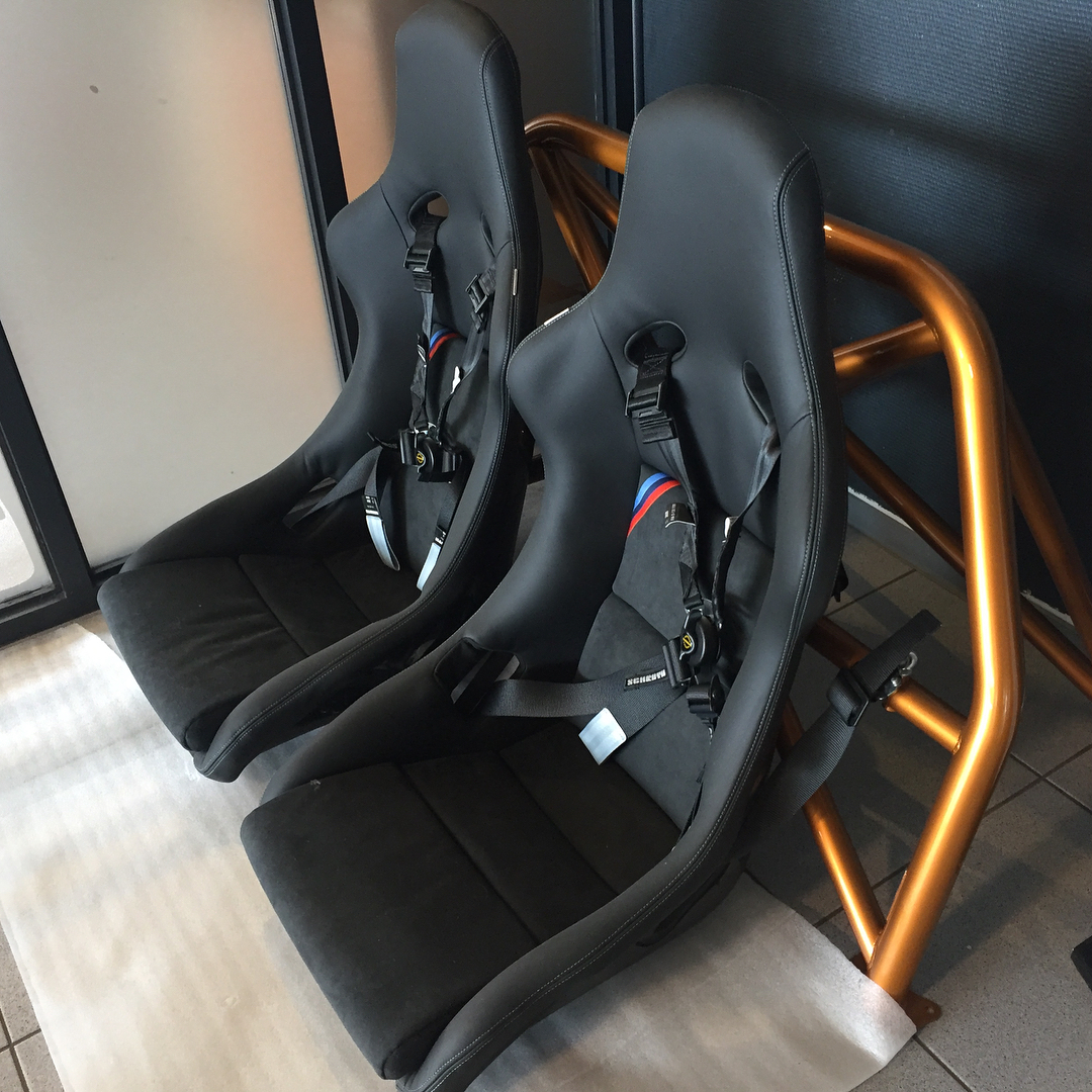 BMW M4 GTS RECARO BUCKET SEATS WITH ROLL CAGE (2)