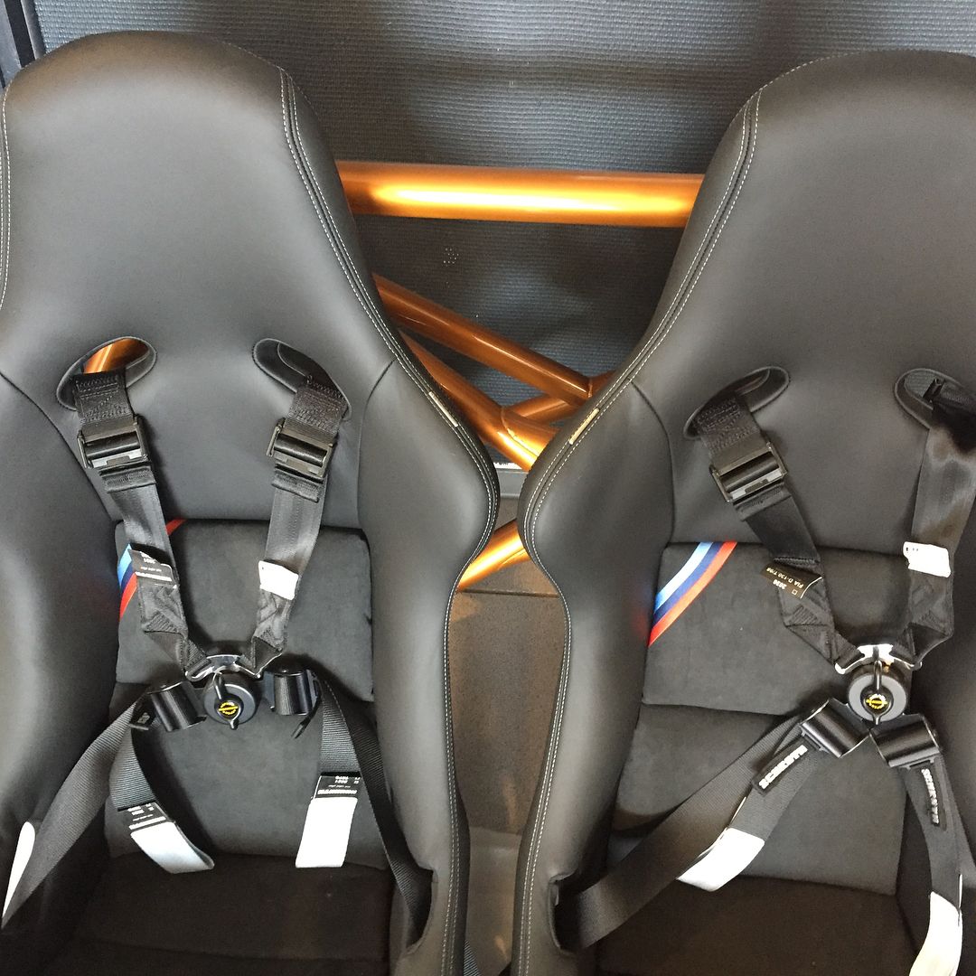 BMW M4 GTS RECARO BUCKET SEATS WITH ROLL CAGE (3)